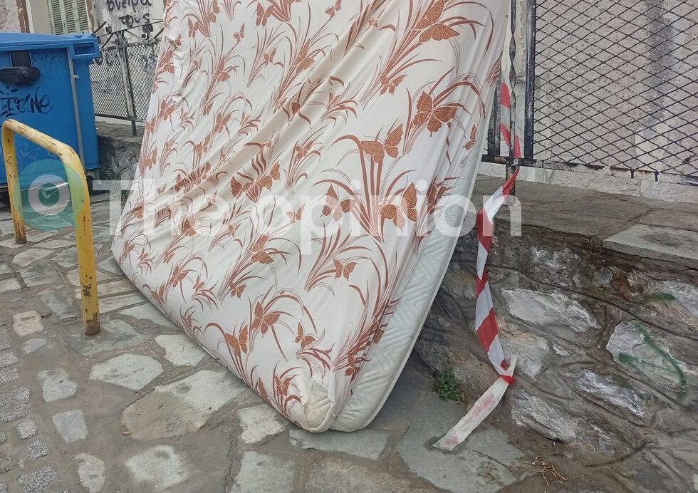 Θεσσαλονίκη: Τι κρύβουν τα στρώματα που εγκαταλείπονται στους δρόμους