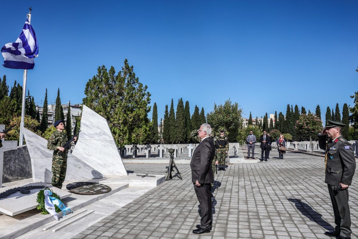 Θεσσαλονίκη: Στο Ζέιτενλικ ο Κωνσταντίνος Τασούλας – Κατέθεσε στεφάνι στη μνήμη των πεσόντων (ΦΩΤΟ)