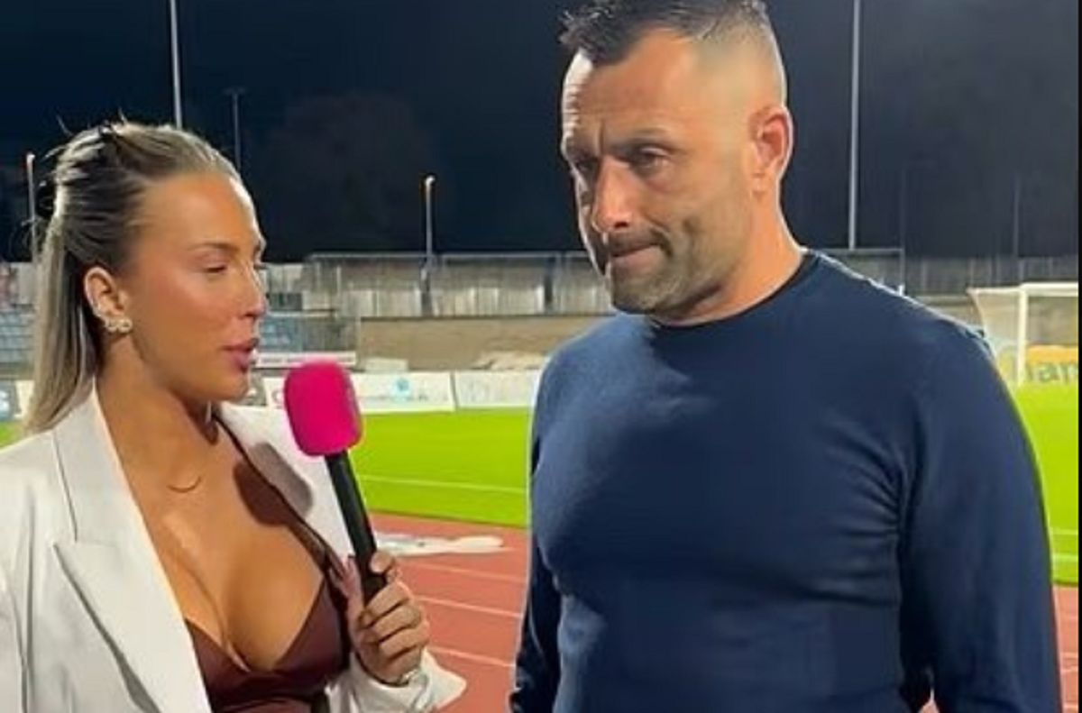 Προπονητής έγινε viral παλεύοντας να μην κοιτάξει το στήθος δημοσιογράφου (VIDEO)