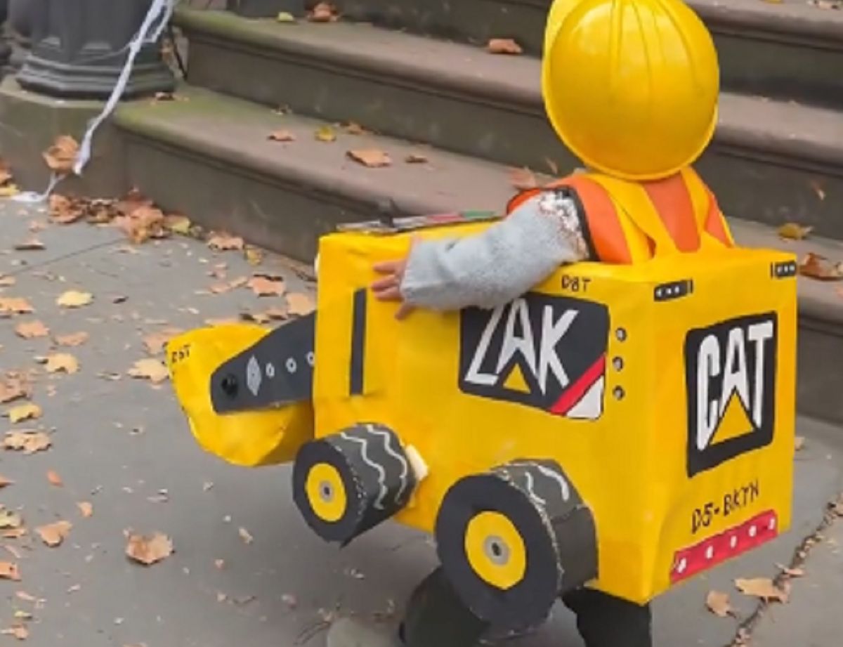 Δίχρονος έκλεψε την παράσταση στο Halloween με στολή μπουλντόζας και έγινε viral (VIDEO)