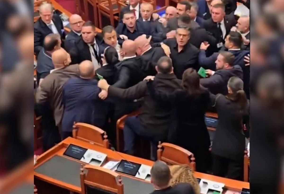 Χάος στην αλβανική Βουλή: Ξύλο μεταξύ βουλευτών κυβέρνησης και αντιπολίτευσης (VIDEO)