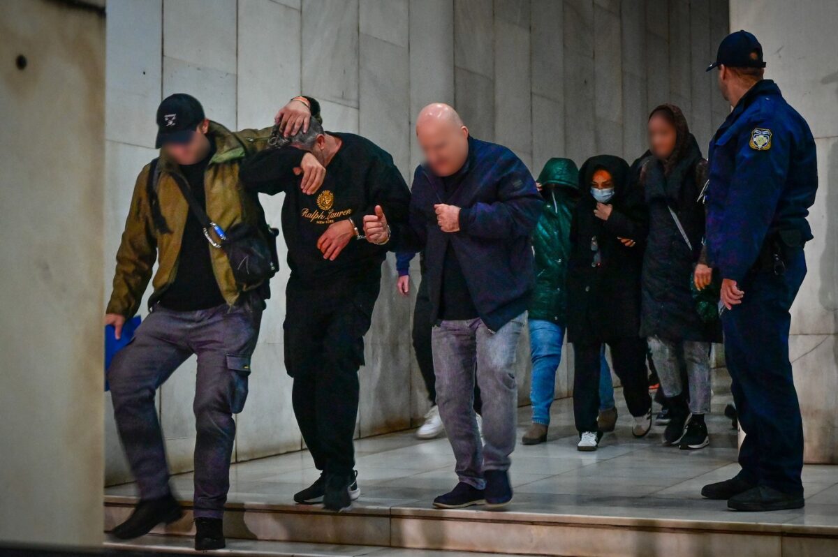 «Χωριάτικο»: Το μαύρο χρήμα στο «πλυντήριο» της αλυσίδας φούρνων – Οι εταιρίες «φαντάσματα» και οι «αχυράνθρωποι»